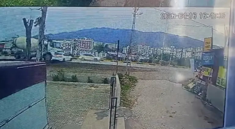 Beton mikseri otomobili önüne katıp metrelerce sürükledi